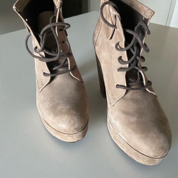 Tan Steve Madden platform Heels, Suede, Size 9 - Picture 7 of 8